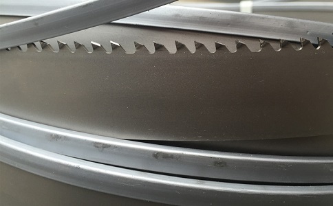 黄浦为何在切割硬度高的钛合金材料时需要将带锯条切削液的浓度加高？